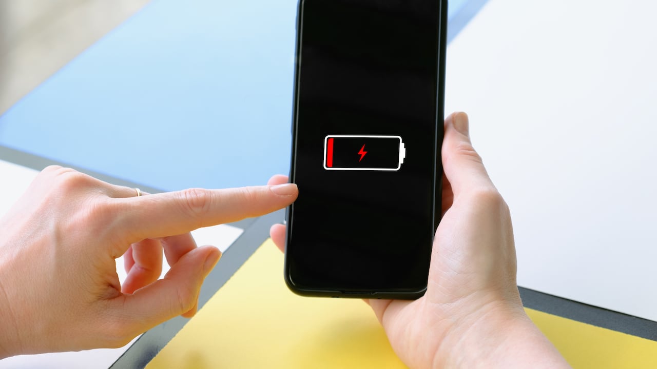 La batería del celular se puede desgastar por usar aplicaciones en segundo plano.