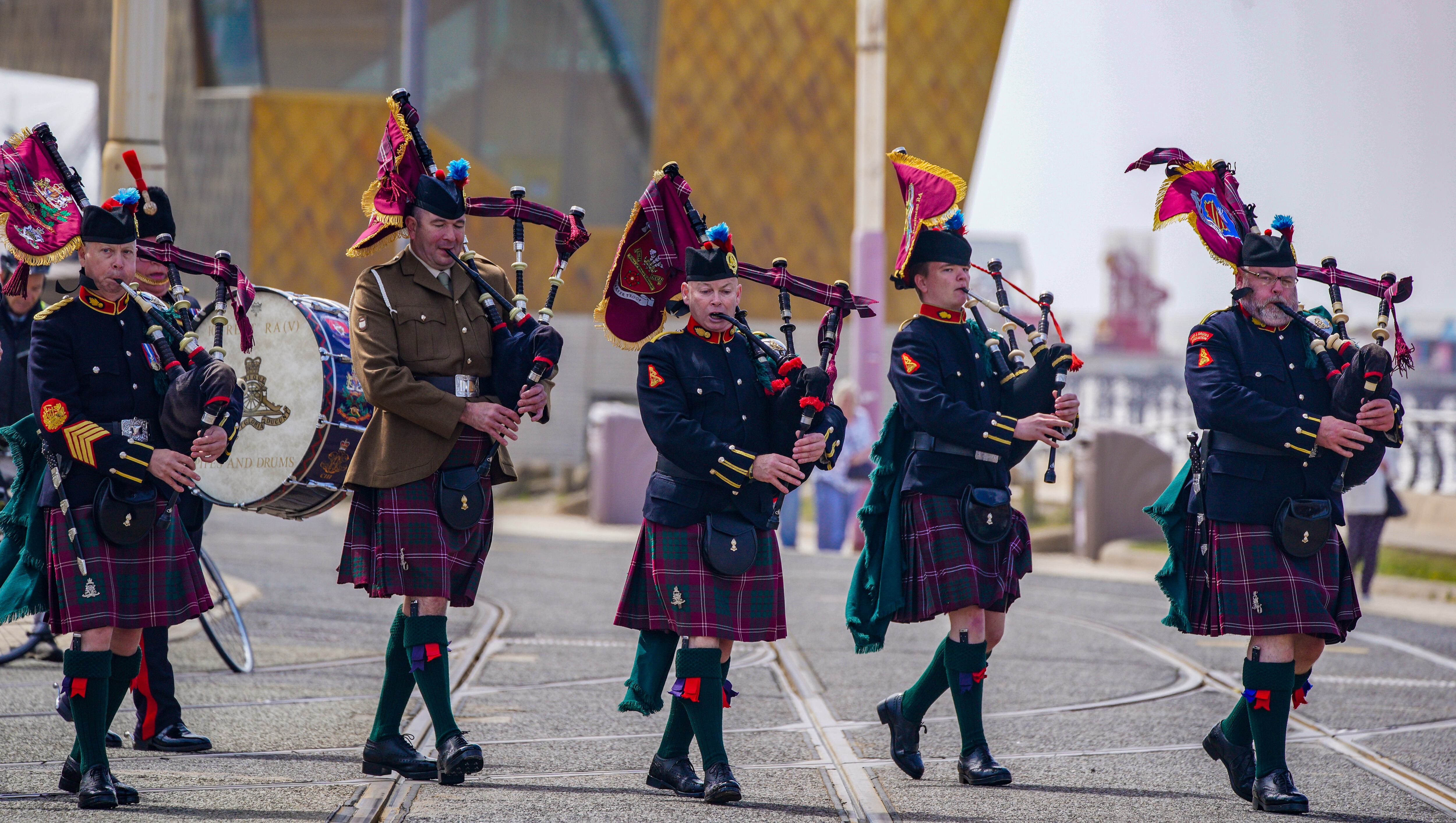 Veteranos de la Guerra de las Malvinas marchan en la conmemoración del fin de la guerra.