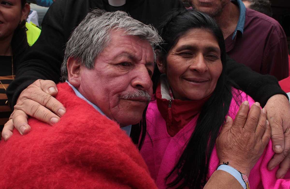 El papá y la mamá de Nairo Quintana esperan el resultado final de la carrera. Foto: Laura María Muñoz 