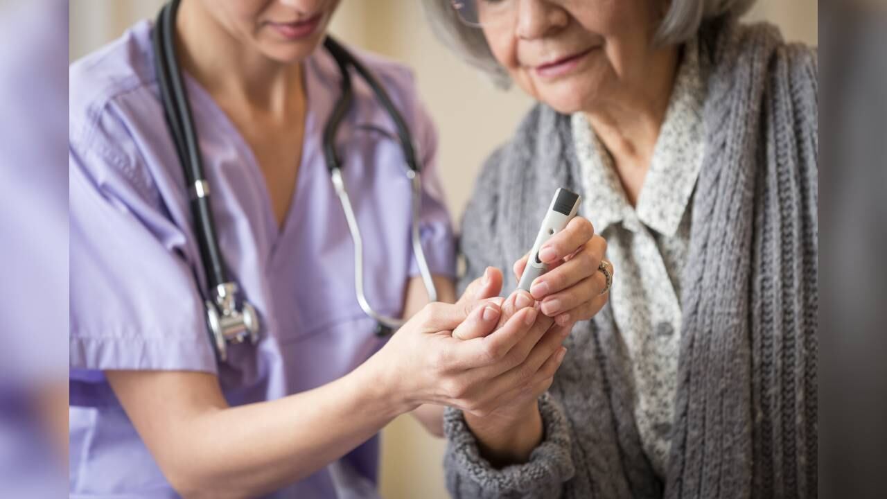 Expertos recomiendan visitar al médico, pues el profesional de la salud le puede sugerir medicamentos para prevenir la diabetes. Foto: GettyImages.