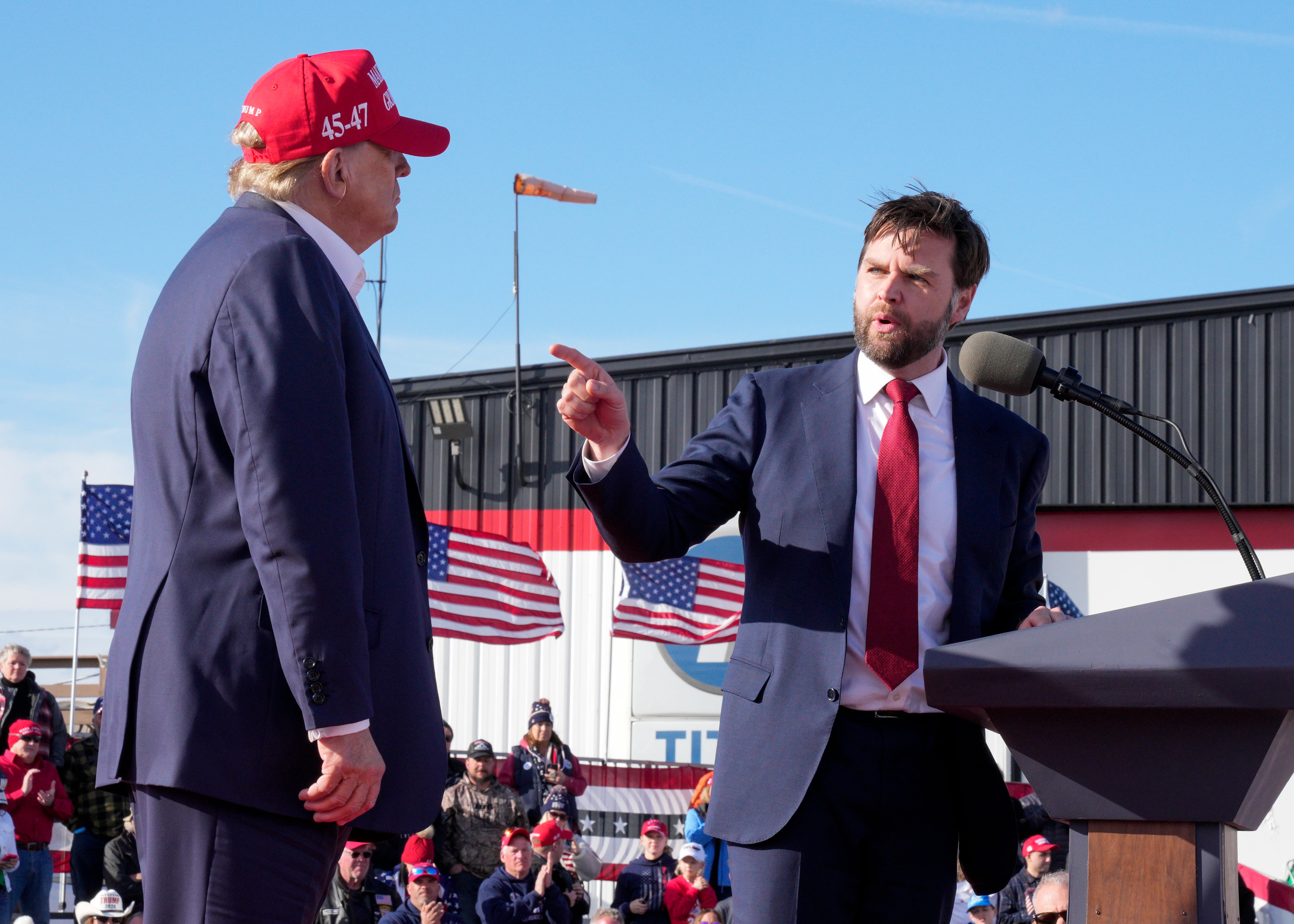 El senador J.D. Vance, republicano por Ohio (derecha), señala al candidato presidencial republicano, el expresidente Donald Trump, en un mitin de campaña, el 16 de marzo de 2024, en Vandalia, Ohio. Vance es uno de los principales contendientes para ser elegido compañero de fórmula de Trump.