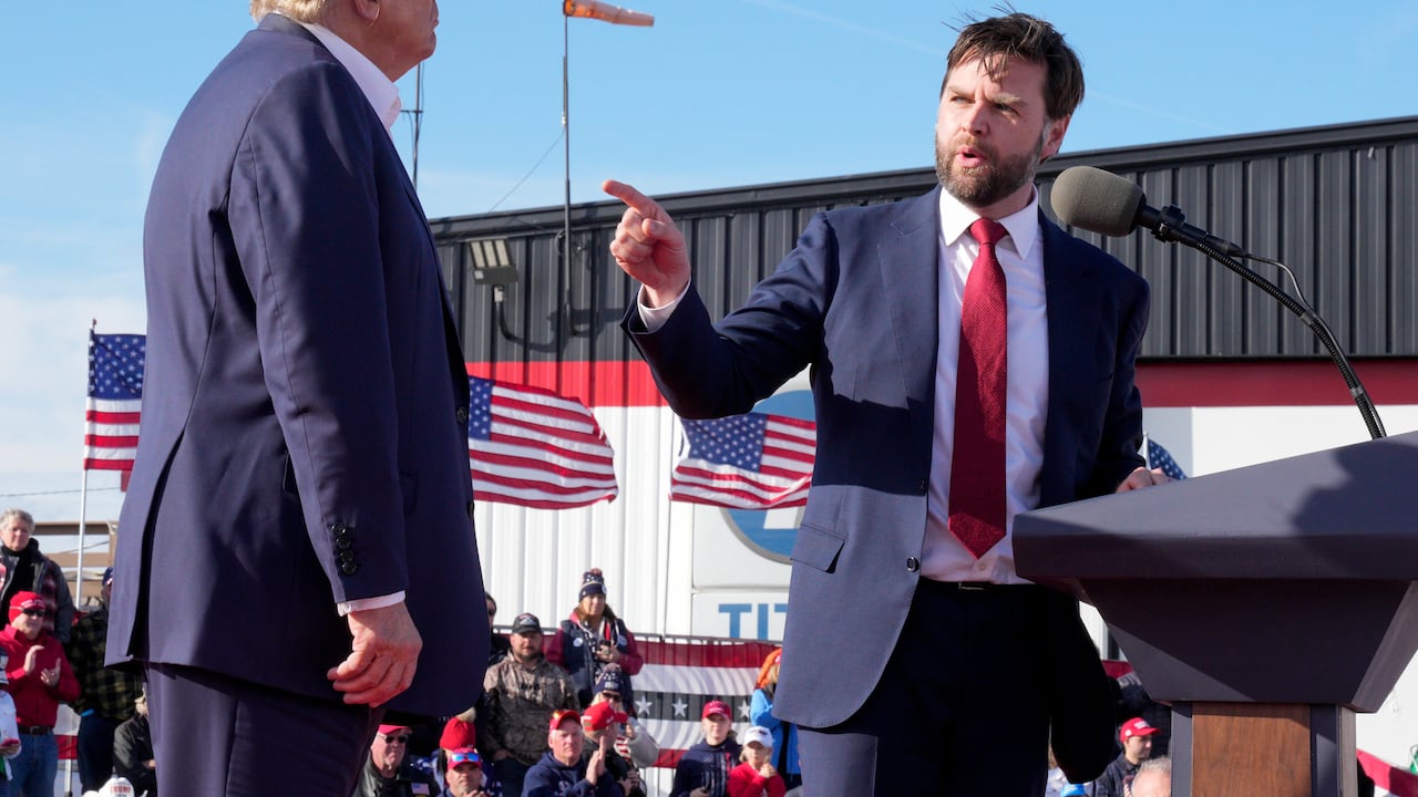 El senador J.D. Vance, republicano por Ohio (derecha), señala al candidato presidencial republicano, el expresidente Donald Trump, en un mitin de campaña, el 16 de marzo de 2024, en Vandalia, Ohio. Vance es uno de los principales contendientes para ser elegido compañero de fórmula de Trump.