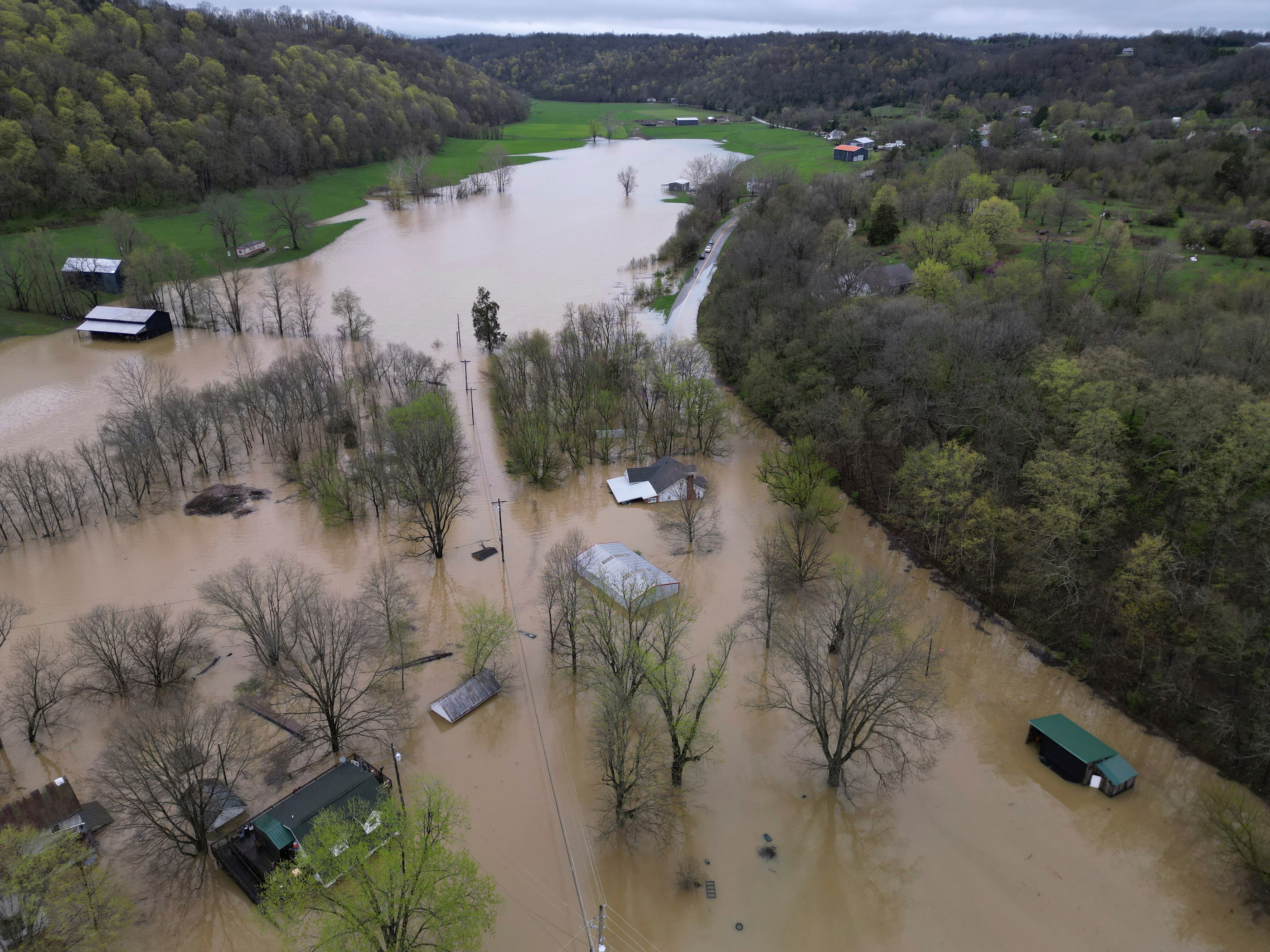 Las aguas crecidas del arroyo Cedar Creek y el río Kentucky desbordan sus orillas el domingo 6 de abril de 2025 en Monterey, Kentucky. (AP Foto/Carolyn Kaster)
