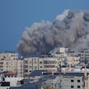 El humo se eleva tras un ataque aéreo israelí en la ciudad de Gaza, el jueves 12 de octubre de 2023. (Foto AP/Hatem Moussa)