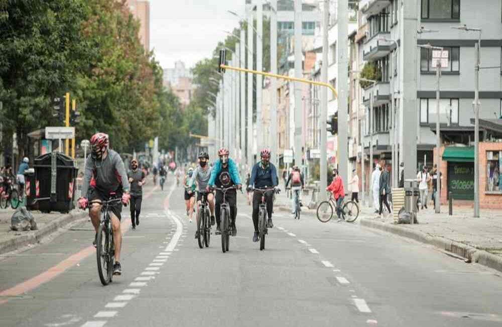 Con el tapabocas puesto, decenas cuidadanos se ejercitaron en el regreso de la ciclovía. Foto Karen Salamanca SEMANA.