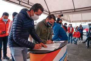 Juan Carlos Saldarriaga, alcalde de Soacha, y Nicolás García, gobernador de Cundinamarca, durante la firma del convenio para comenzar los estudios y diseños del nuevo hospital con la Universidad Nacional.