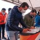 Juan Carlos Saldarriaga, alcalde de Soacha, y Nicolás García, gobernador de Cundinamarca, durante la firma del convenio para comenzar los estudios y diseños del nuevo hospital con la Universidad Nacional.