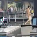 Hombre caminó desnudo por la estación Aguacatala de Medellín.