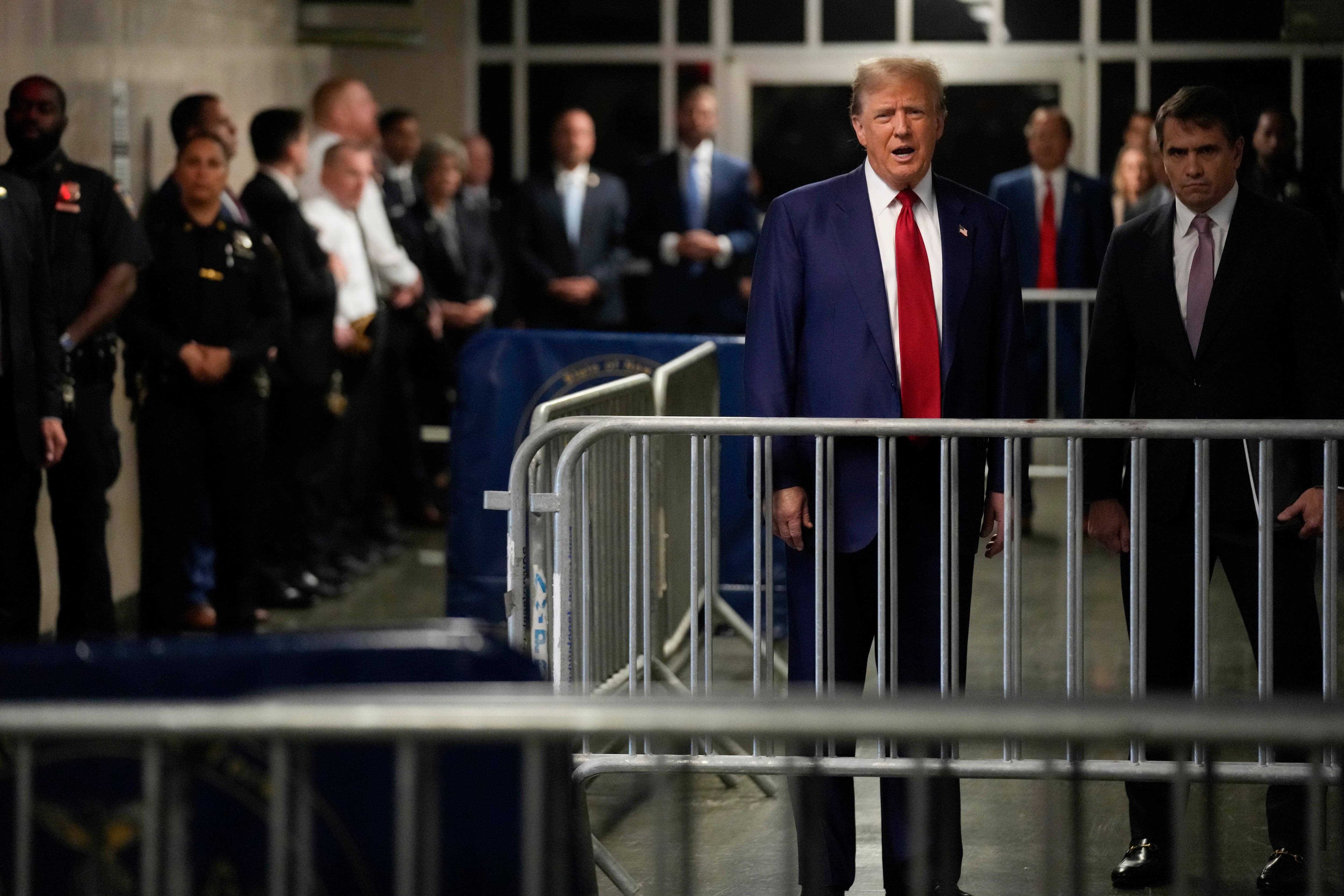 El expresidente Donald Trump habla al llegar al tribunal penal de Manhattan, el martes 30 de abril de 2024, en Nueva York.