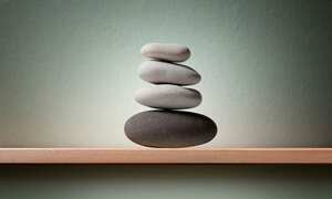 Apilar piedras en el hogar.