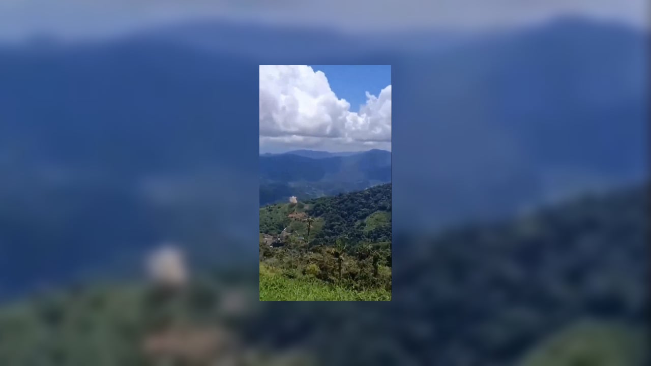 Momento en que un helicóptero de la Policía Nacional es derribado en Amalfi (Antioquia) por disidentes de las Farc.