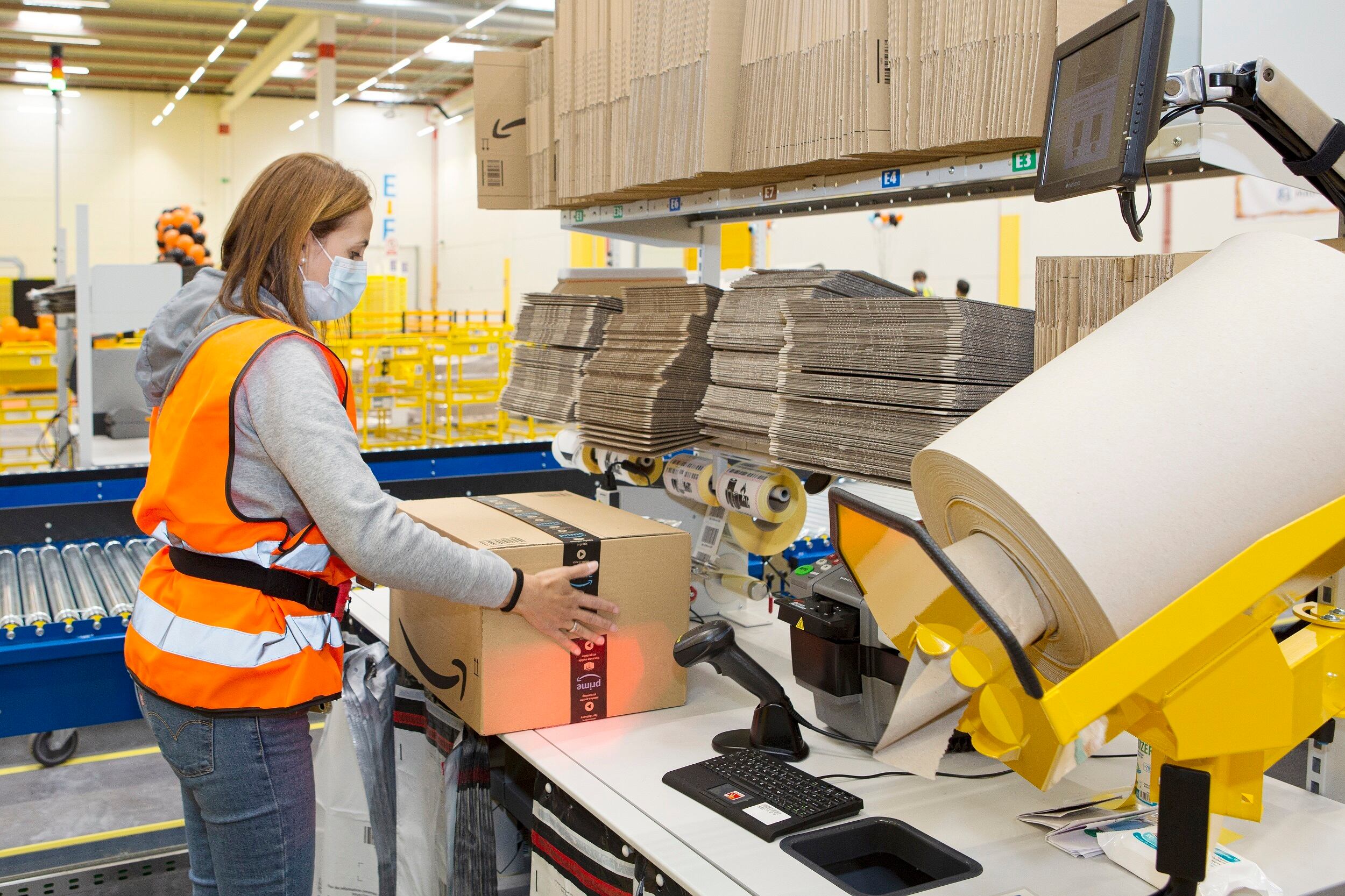 Trabajadores de Amazon en el centro logístico
AMAZON
(Foto de ARCHIVO)
28/9/2020