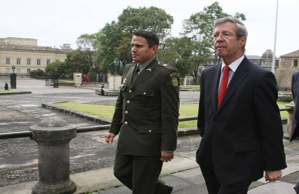 Juan Carlos Esguerra. Con la mirada en alto. 