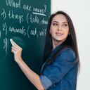 Los docentes que enseñan inglés en primaria en los colegios públicos caleños no son licenciados en lenguas extranjeras, debido a que son los mismos que se encargan de enseñar todas las asignaturas.