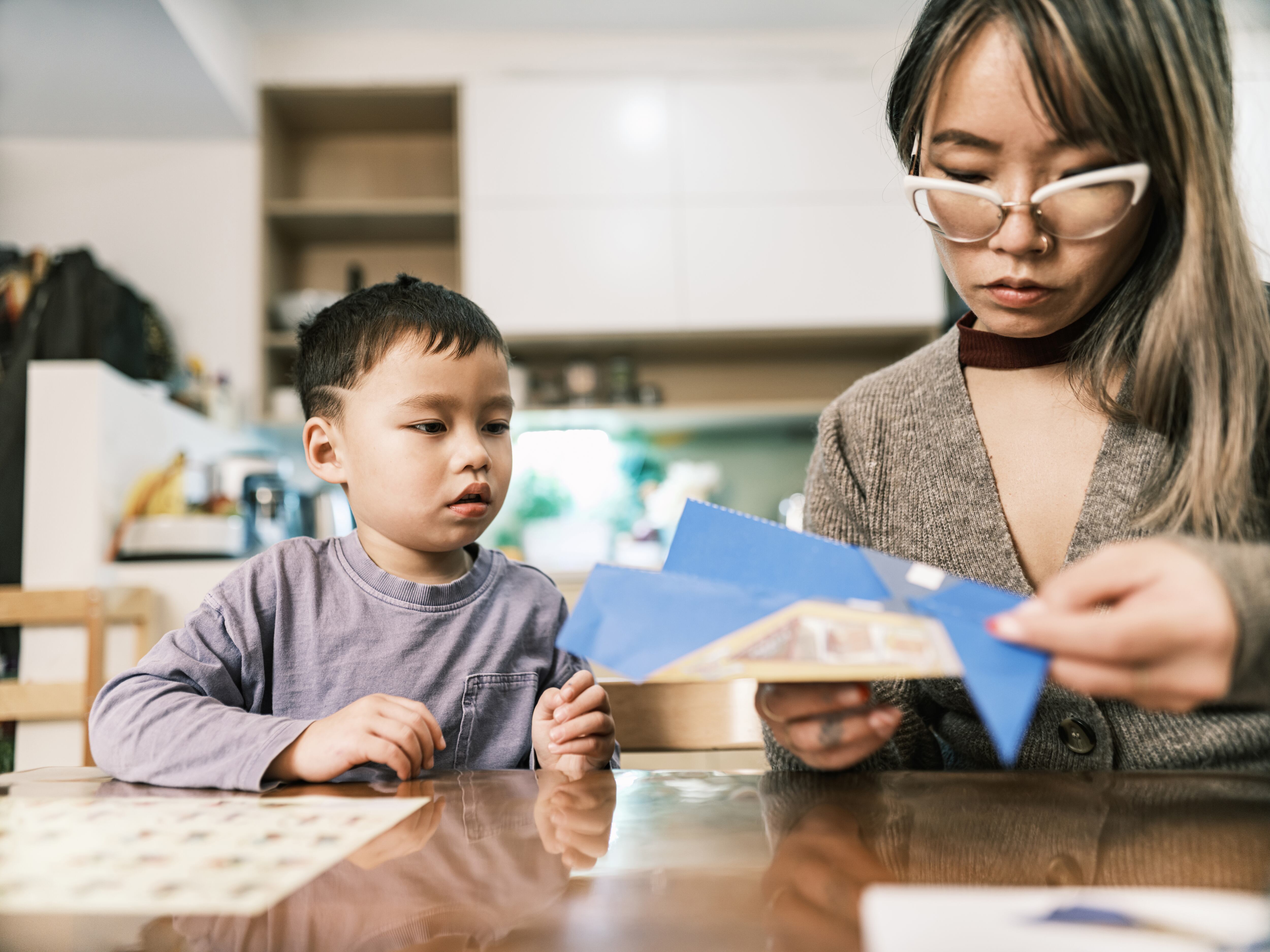 Así puede hacer aviones de papel.