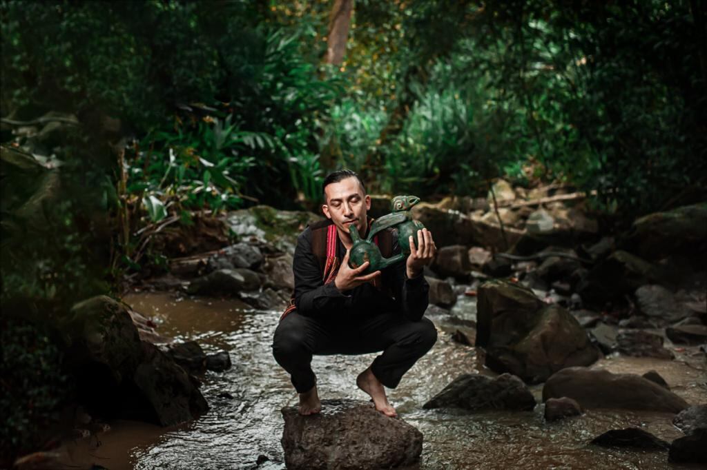 Esteban Valdivia es un artista de heavy metal que renunció al rock para conquistar la música con piezas arqueológicas y luego escribió un libro.