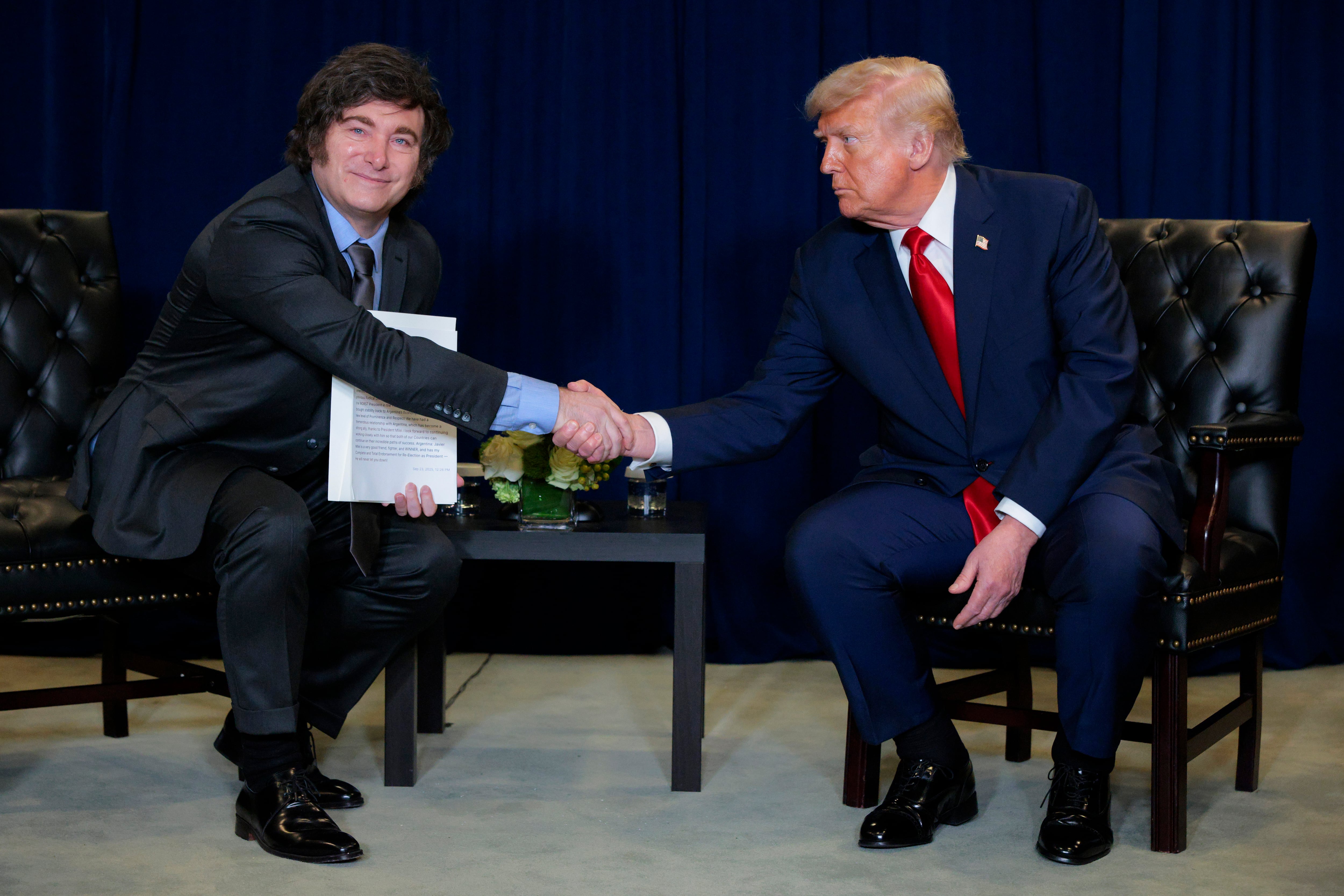 Estados Unidos, Donald Trump (der.), estrecha la mano del presidente de Argentina, Javier Milei, durante una reunión bilateral en el marco del 80.º período de sesiones de la Asamblea General de las Naciones Unidas (AGNU),