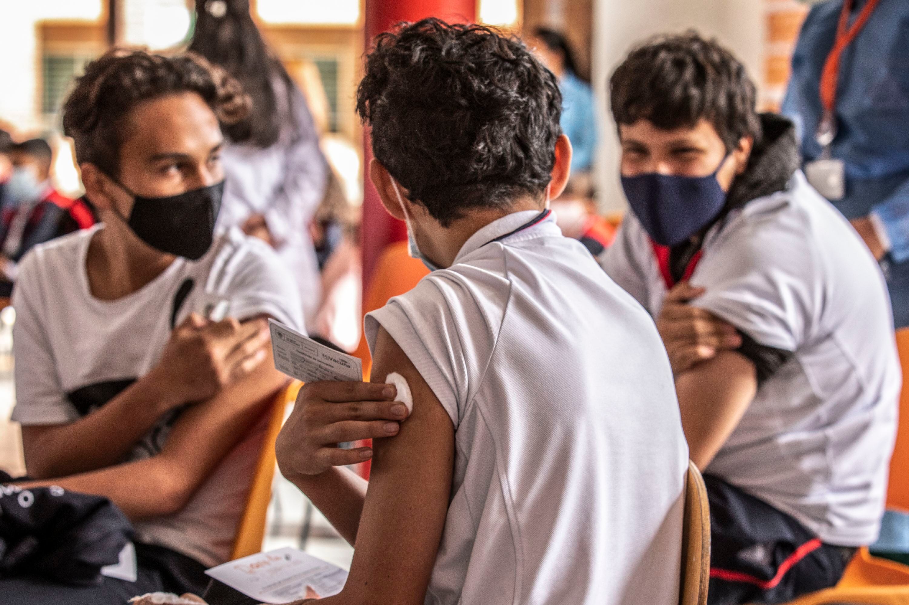 Vacunación contra Covid de niños mayores de 12 años en colegios.