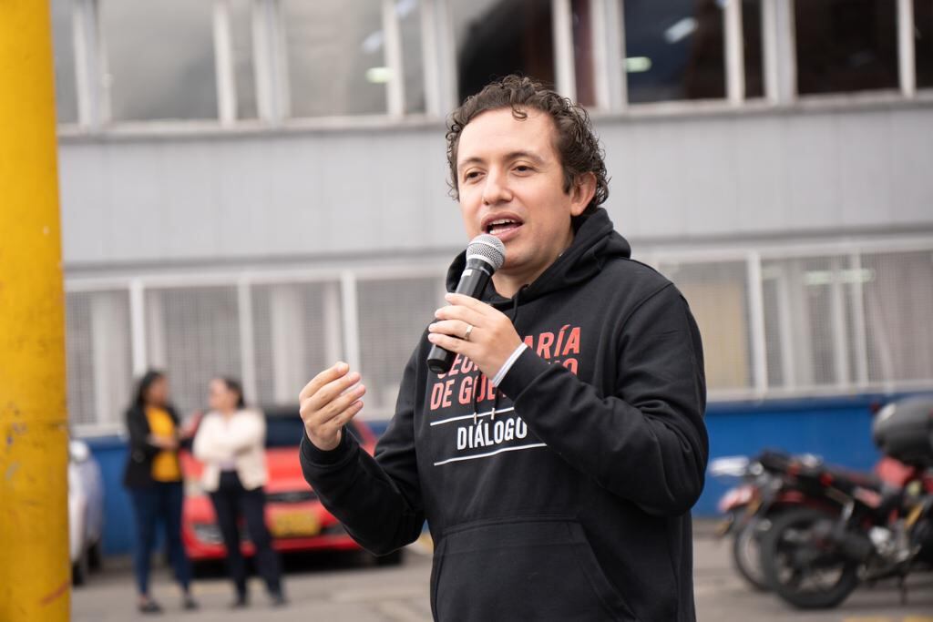 Felipe Jiménez, secretario de Gobierno, explicó en colegio, en qué consiste la nueva estrategia de ‘Dialoguías Escolares’.