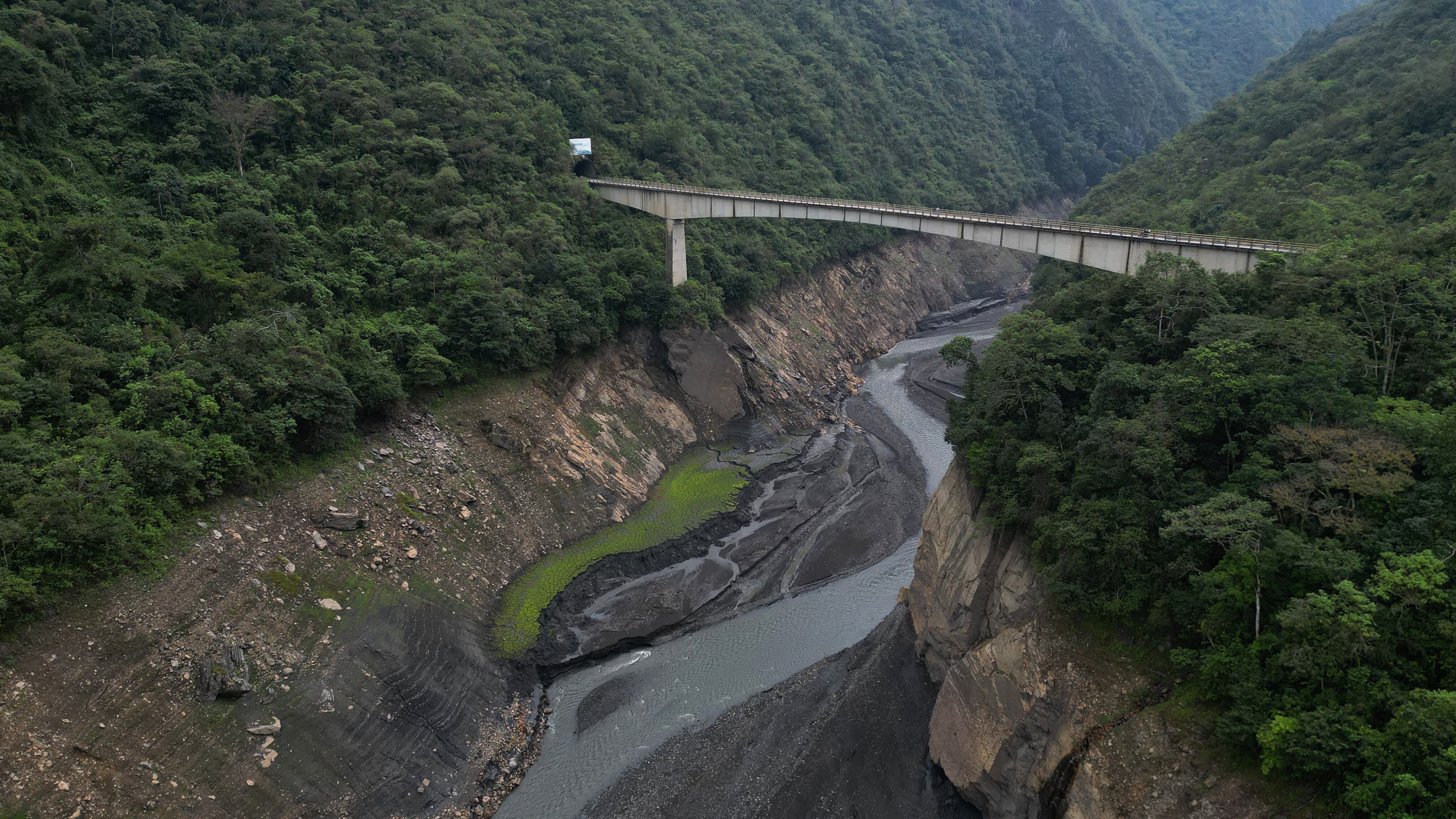 Central Hidroeléctrica del Guavio
 embalse del Guavio  presenta nivel bajo a causa del fenómeno de El Niño
Cundinamarca abril 3 del 2024
Foto Guillermo Torres Reina / Semana