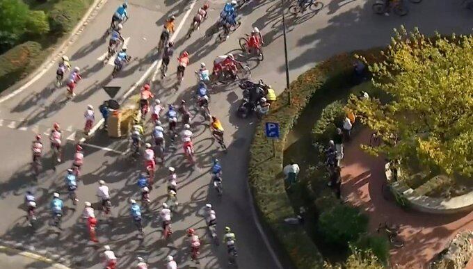 Moto genera accidente en el Giro de Italia.