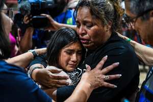 Una mujer abraza a una niña mientras lloran durante una vigilia por las víctimas del tiroteo masivo en la Escuela Primaria Robb en Uvalde, Texas, el 25 de mayo de 2022.