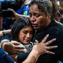 Una mujer abraza a una niña mientras lloran durante una vigilia por las víctimas del tiroteo masivo en la Escuela Primaria Robb en Uvalde, Texas, el 25 de mayo de 2022.