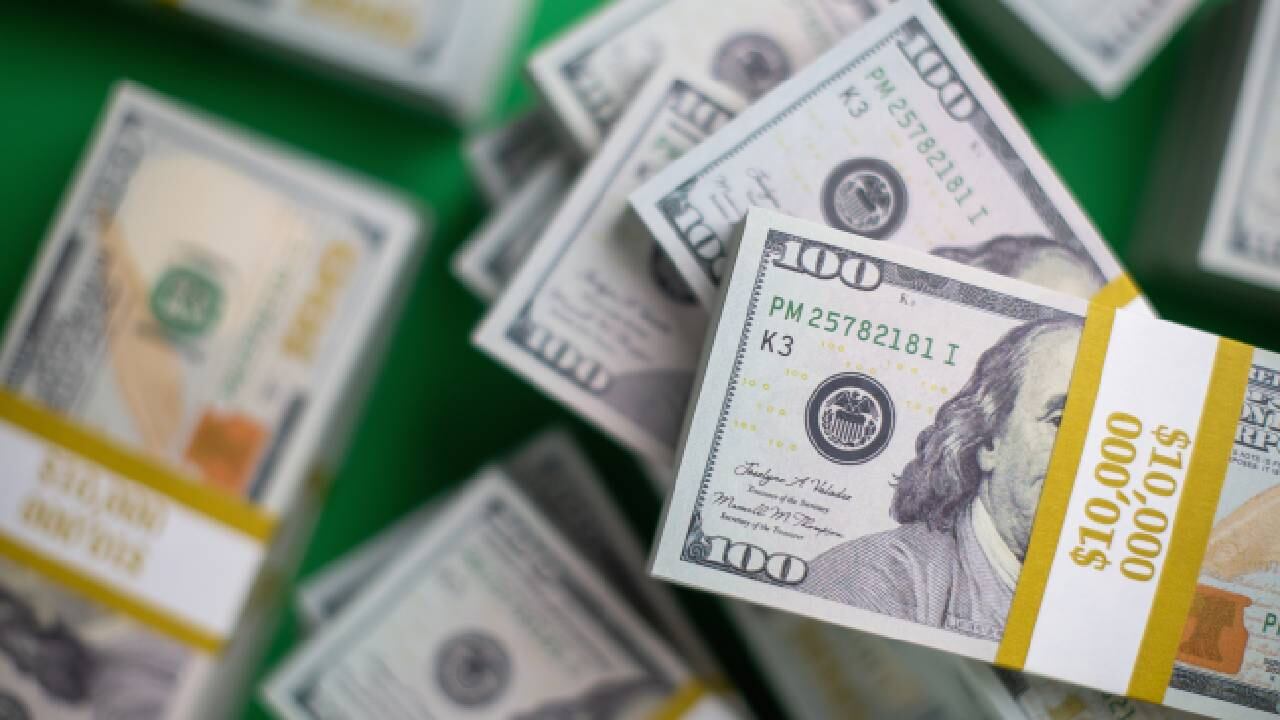 El empelado le comunicó el hallazgo de billetes a sus supervisores, y estos, a las autoridades.