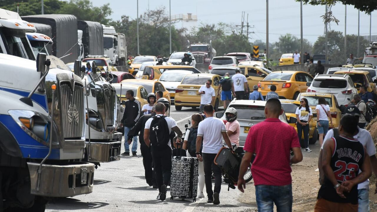 bloqueo de camioneros en el paso del comercio, pasajeros que van al aeropuerto Alfonso Bonilla deben pasar caminando.