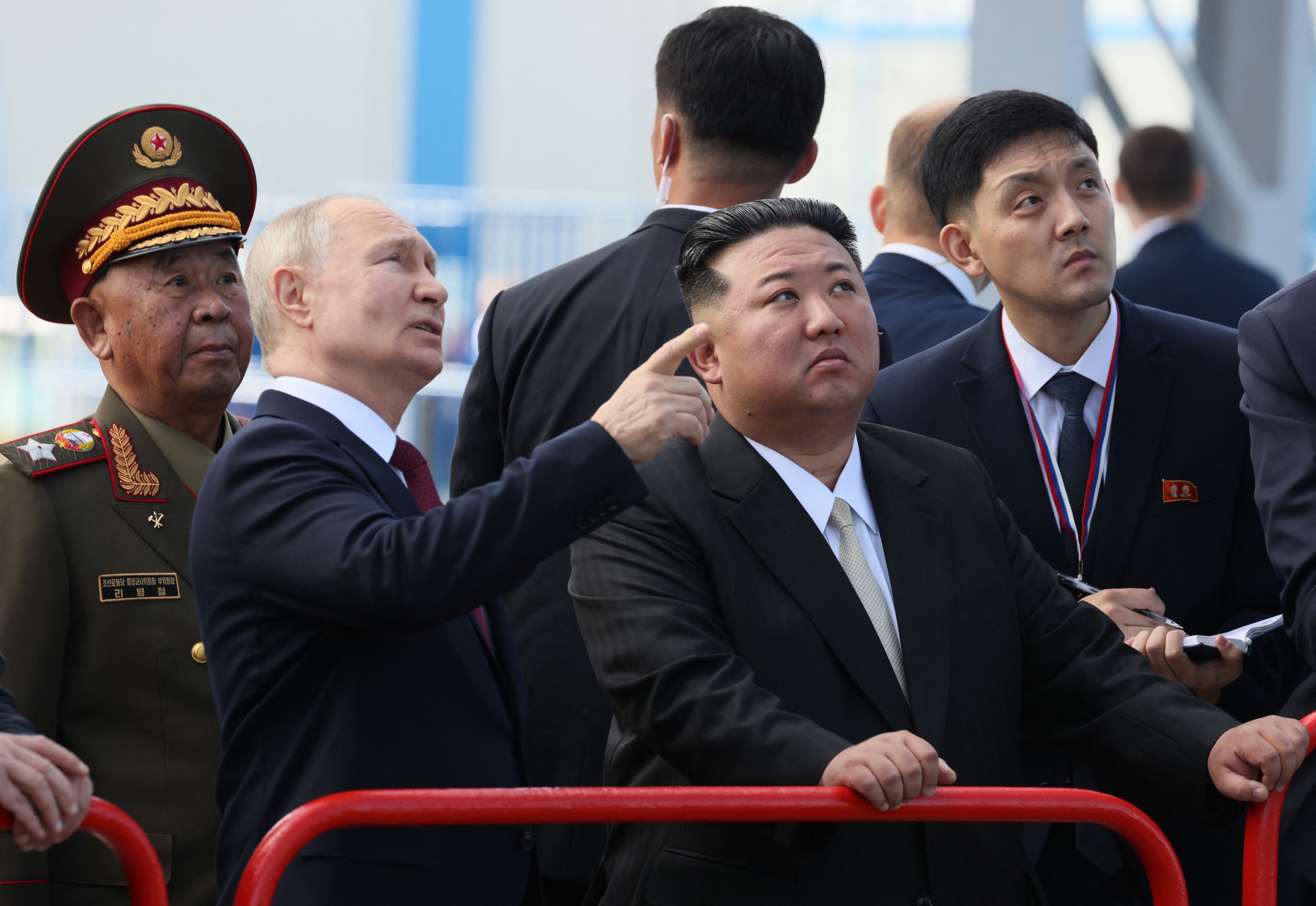 En esta foto de grupo distribuida por la agencia Sputnik, el Presidente de Rusia, Vladimir Putin, y el líder de Corea del Norte, Kim Jong Un, visitan el Cosmódromo de Vostochny en la región de Amur, Rusia, el 13 de septiembre de 2023.