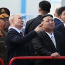En esta foto de grupo distribuida por la agencia Sputnik, el Presidente de Rusia, Vladimir Putin, y el líder de Corea del Norte, Kim Jong Un, visitan el Cosmódromo de Vostochny en la región de Amur, Rusia, el 13 de septiembre de 2023.