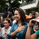 La líder de la oposición María Corina Machado hace un gesto cuando llega a un mitin el 23 de junio de 2023 en Caracas, Venezuela. La oposición convocó a elecciones primarias para octubre buscando enfrentar a Maduro como un frente conjunto en las elecciones presidenciales de 2024