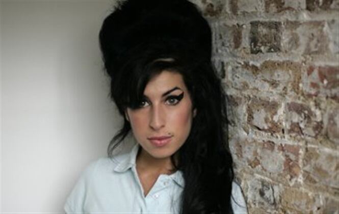 Con su distintiva voz soul, Amy Winehouse ofrece consuelo a los corazones rotos con esta canción.  