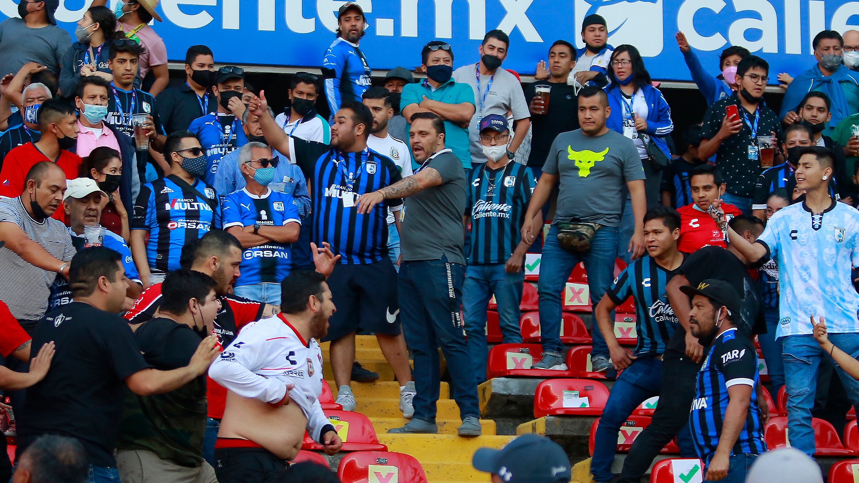 Hinchas de Querétaro se enfrentan a los de Atlas