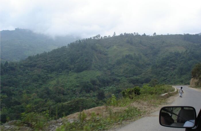 En esta carretera, entre El Palo y Toribío son frecuentes los combates y los retenes de la guerrilla. Las escarpadas montañas favorecen las escaramuzas.