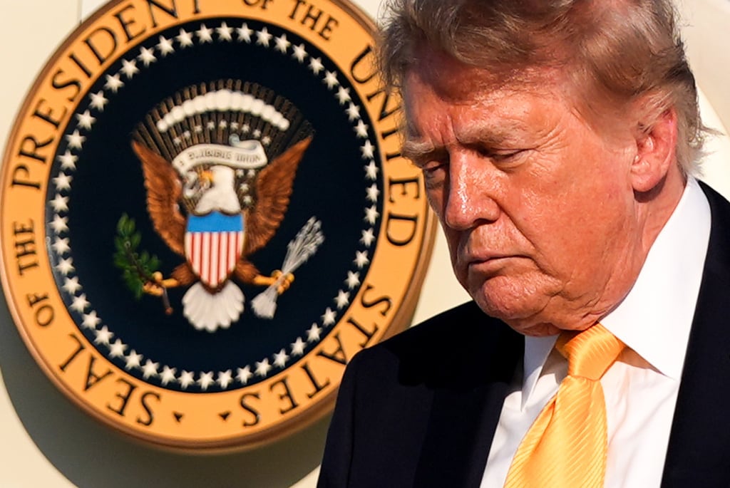El presidente Donald Trump desciende del Air Force One