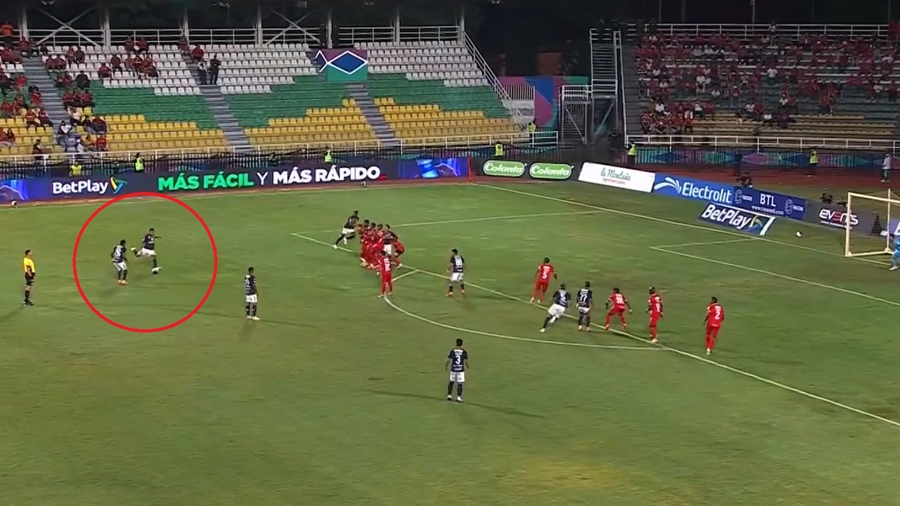 Momento del remate de Luis Muriel.