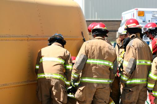Los niños y adultos que salieron ilesos fueron alojados provisionalmente en un gimnasio de Corps donde los organismos de socorro y de asistencia médica hacen las correspondientes valoraciones, mientras casi un centenar de bomberos trabajan en el lugar del siniestro.