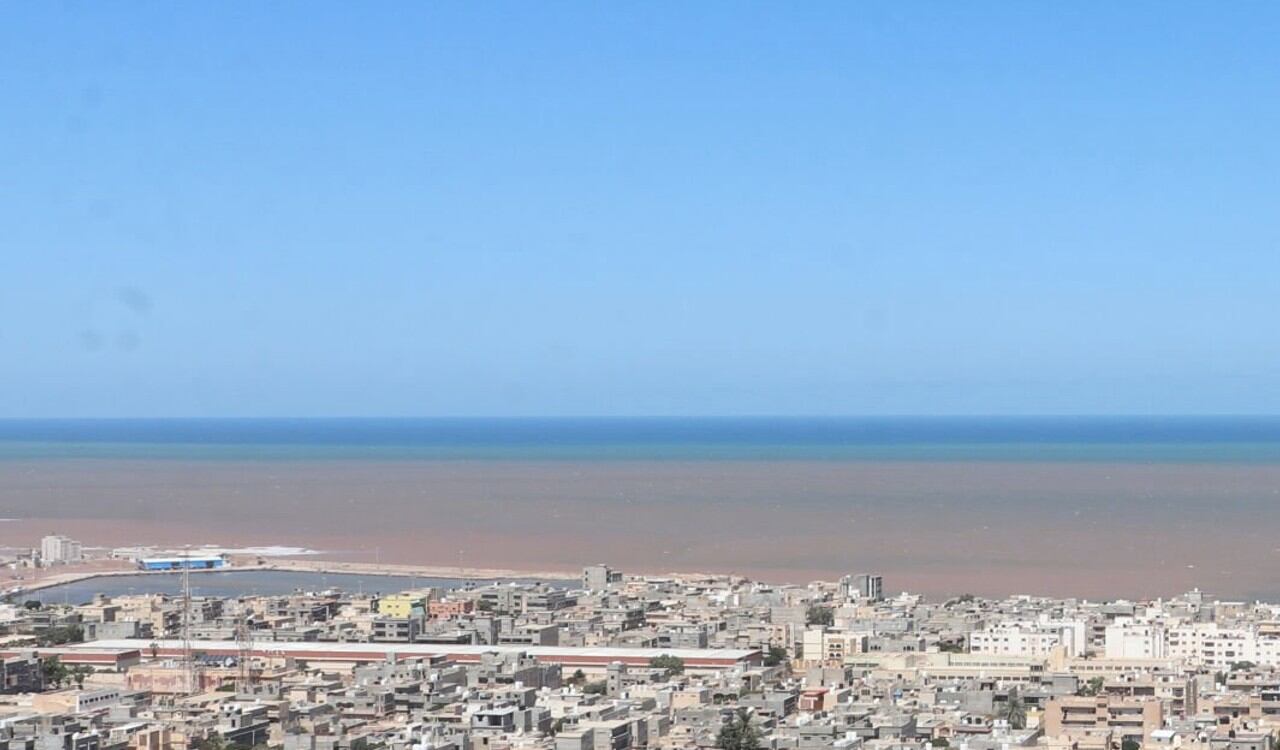 Así quedó el azul del mar Mediterráneo opacado por el barro que llevó la avalancha