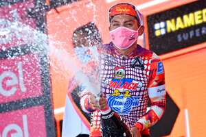 Jonathan Caicedo celebra su victoria en la etapa 3 del Giro de Italia, en la cima del Etna.