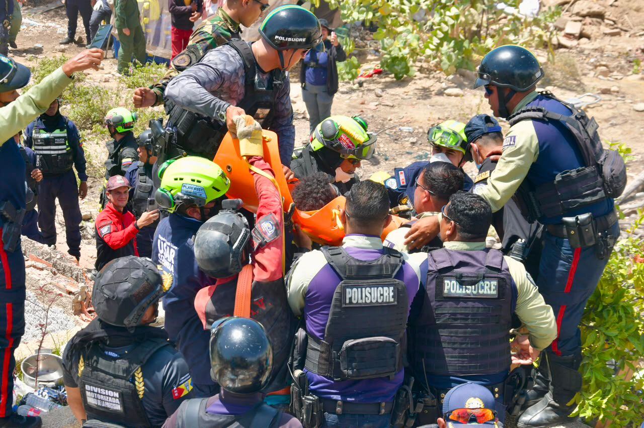 Milagro en Venezuela: rescatistas colombianos encuentran a un niño de 11 años bajo los escombros