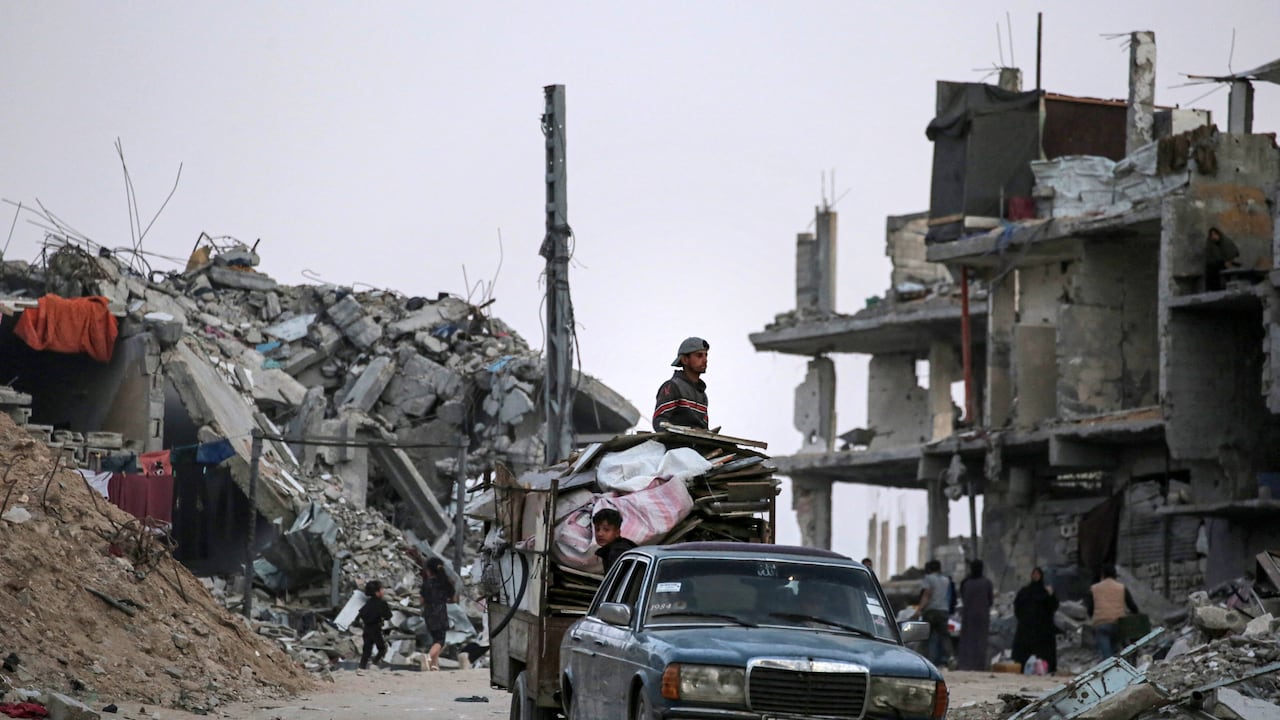 Los palestinos que huyeron de Rafah, en el sur de la Franja de Gaza, llegan con sus pertenencias a Khan Yunis.