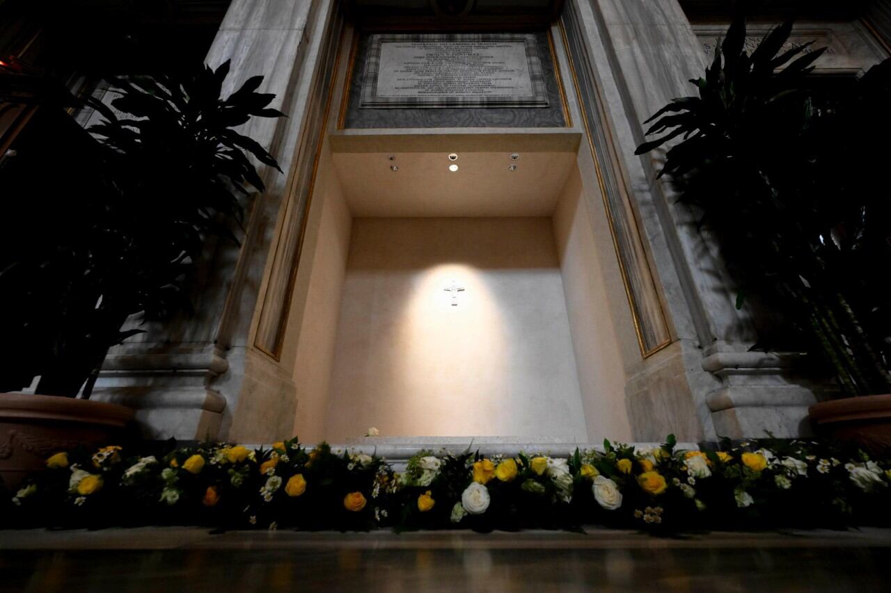 “Franciscus”, su nombre de papa en latín, es la única inscripción en la lápida de mármol.