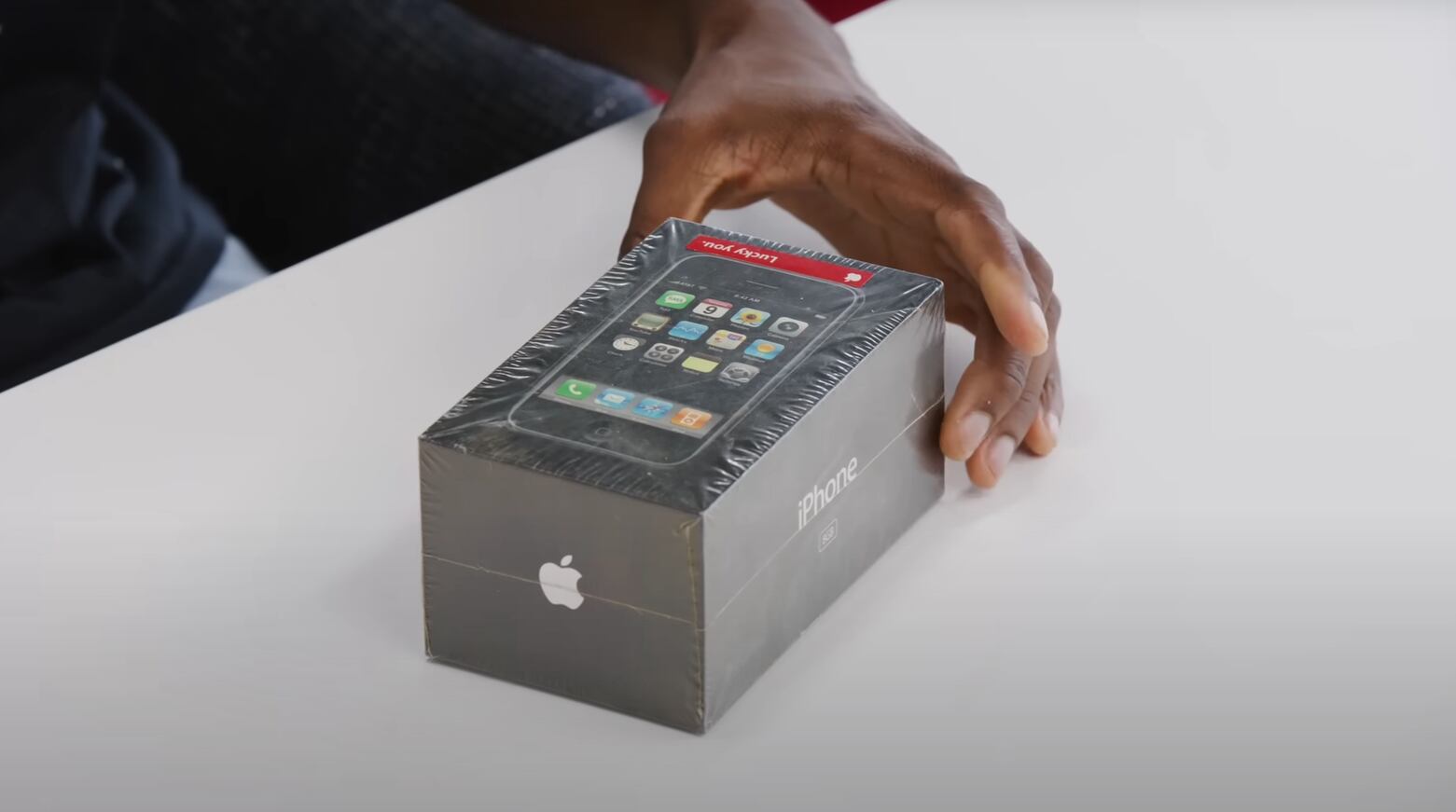 Marques Brownlee pagó 40.000 dólares por un ejemplar de ese primer modelo de iPhone
