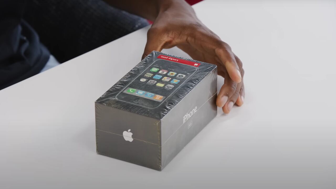 Marques Brownlee pagó 40.000 dólares por un ejemplar de ese primer modelo de iPhone