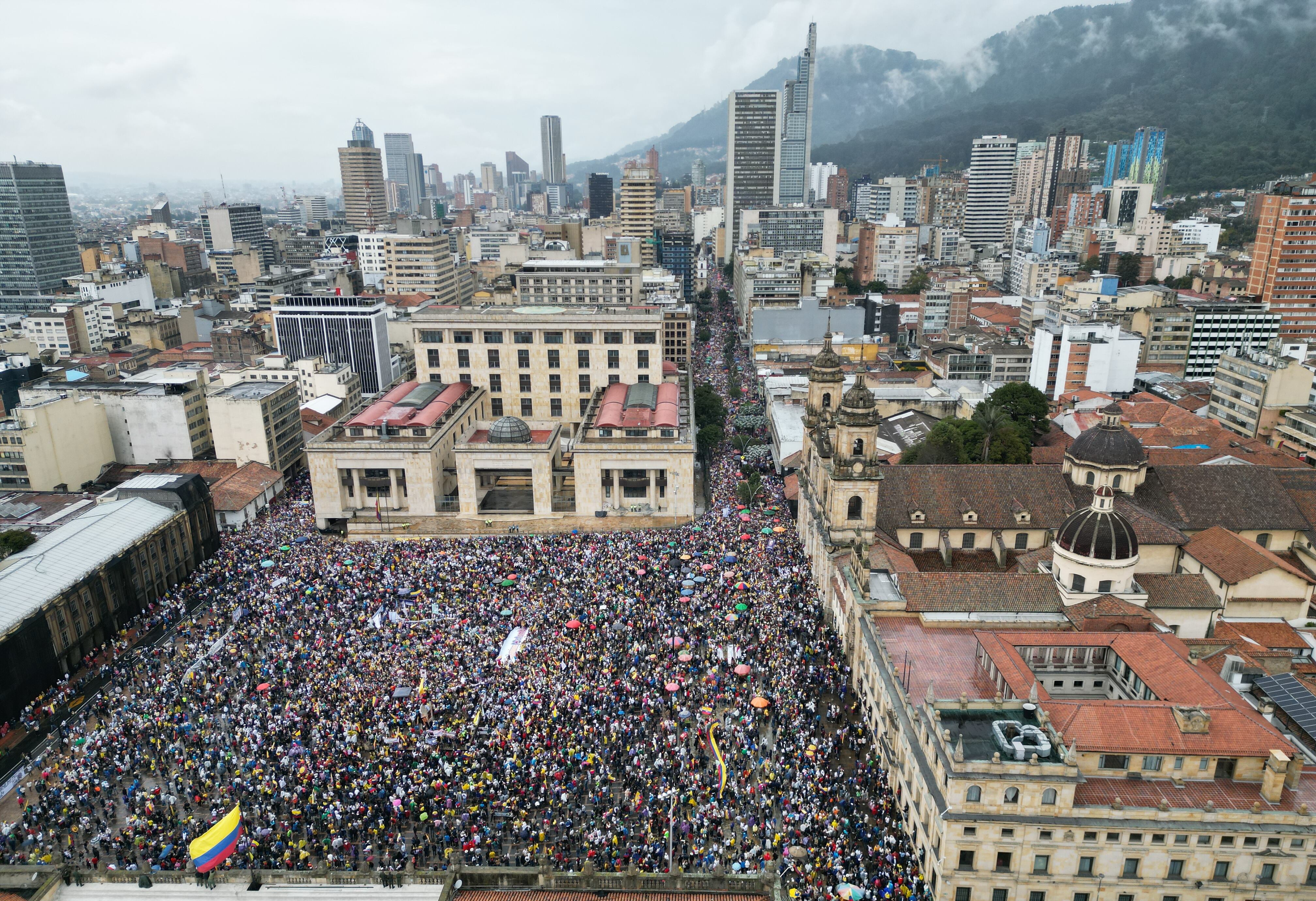 MARCHA 21 DE ABRIL EN CONTRA DEL GOBIERNO DE GUSTAVO PETRO BOGOTÁ en la plaza de Bolívar