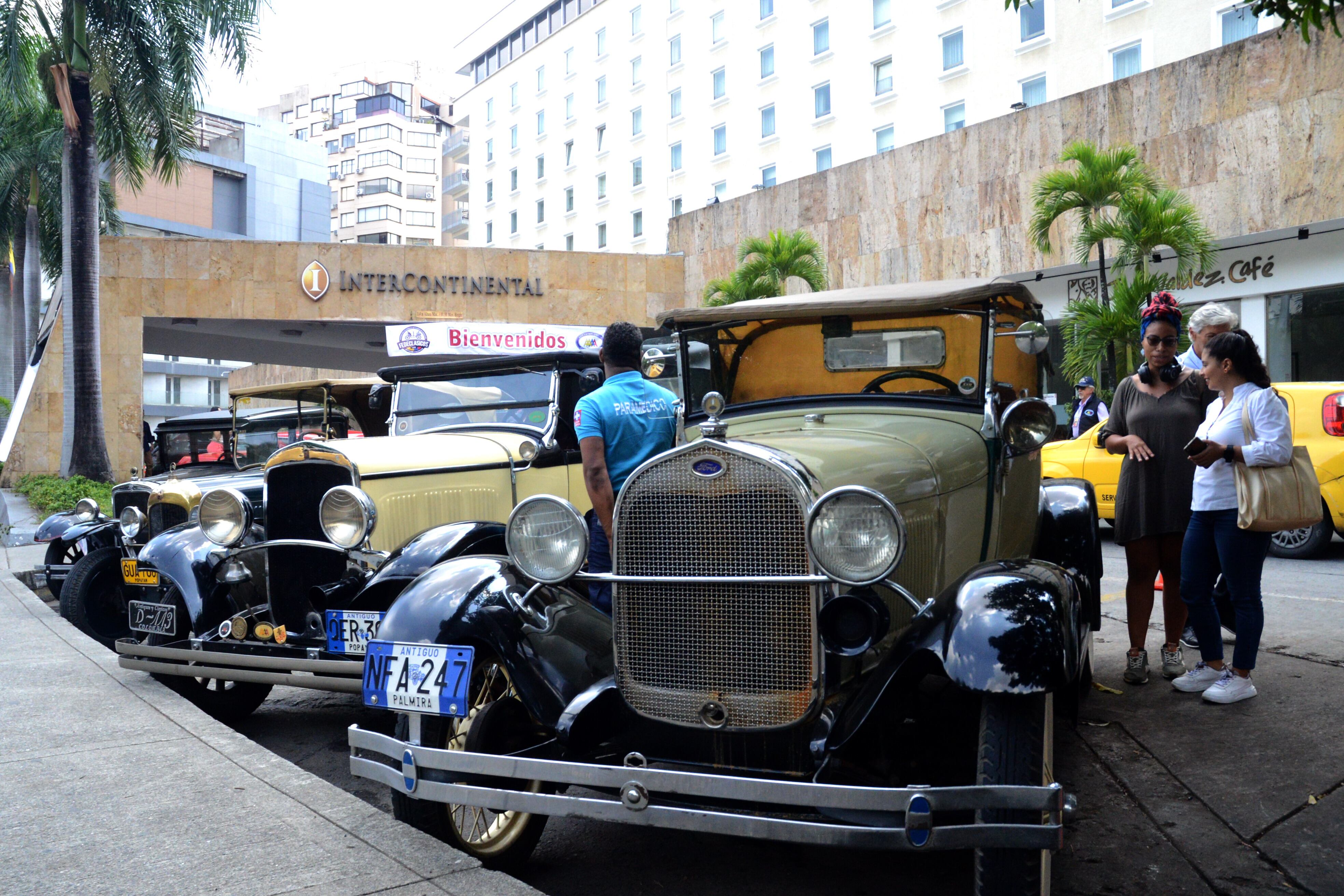 Cali: Por primera vez Encuentro Nacional de Autos Antiguos con la participación de más de cien carros antiguos de todo Colombia. foto José L Guzmán. EL País