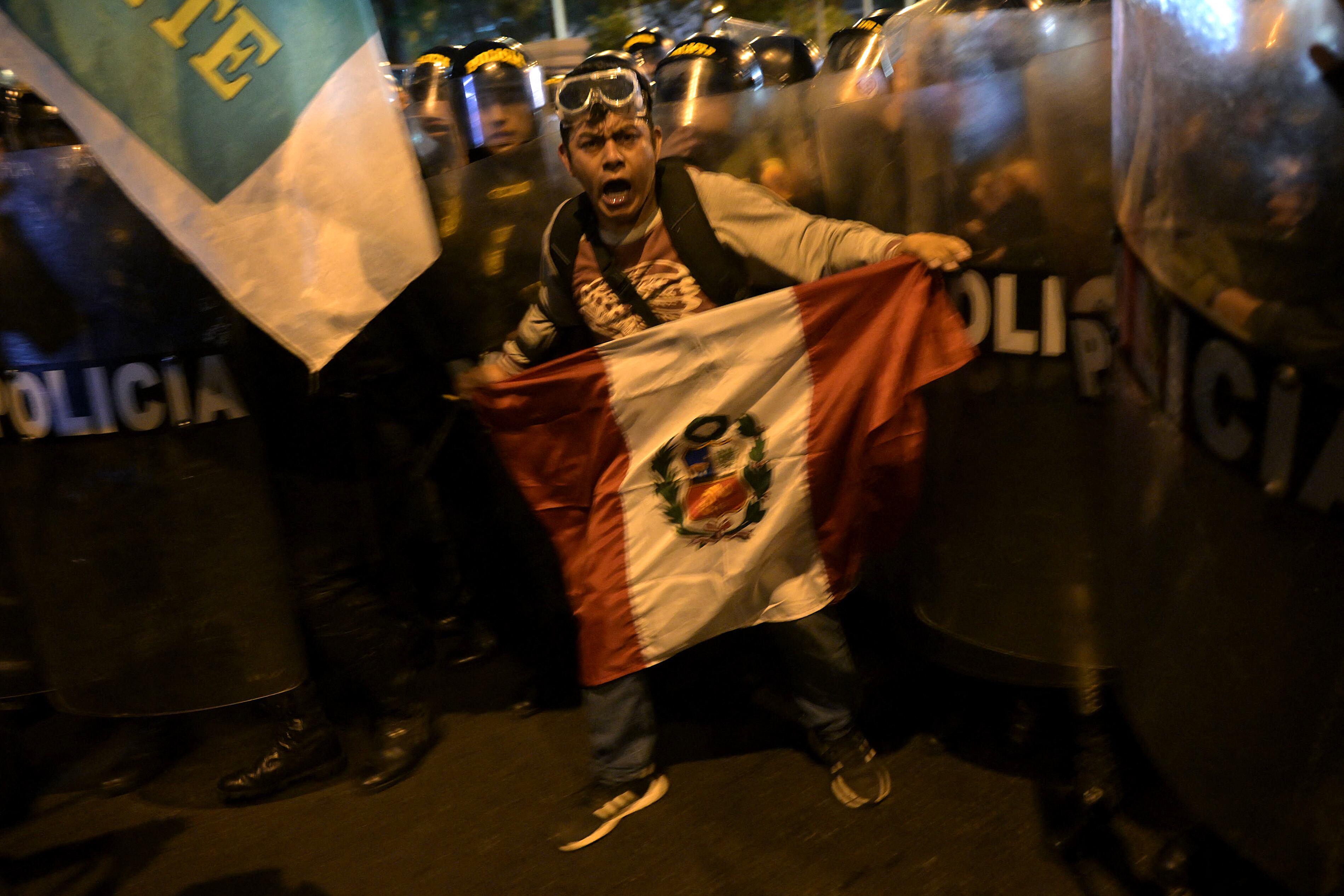 Las manifestaciones continúan a esta hora en el centro de Lima