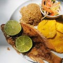Mojarra frita con patacón y arroz con coco