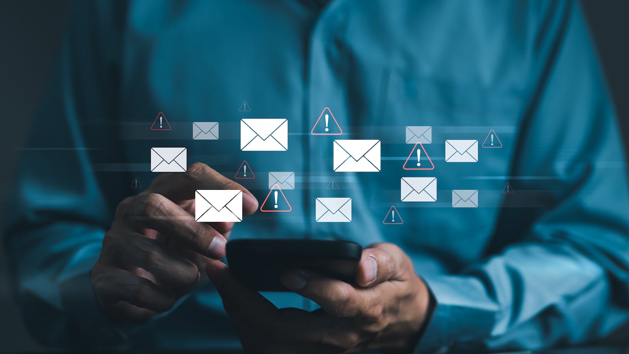 Estos mensajes suelen contener información que inquieta a los usuarios o anuncian premios atractivos para captar su atención.